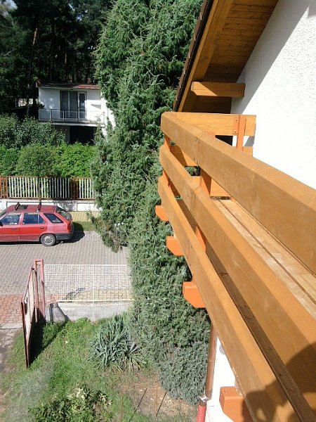 Dřevěné zábradlí na balkónu